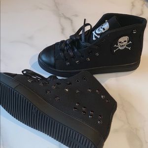 Sneakers with skull embroidery and studded details